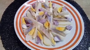 Картофельный салат с сельдью.Просто и очень вкусно.