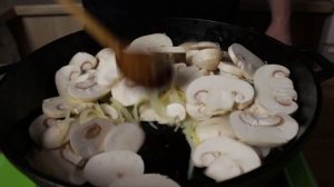 Язык с грибами в сливках