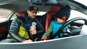 Ребёнок в 7 лет учится водить машину: младший Bro за рулём