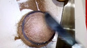 Как аккуратно открыть кокос