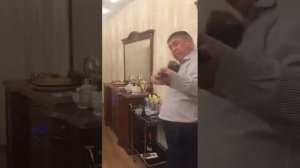 Казах исполняет Миллион алых роз