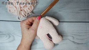 Вяжу зайку из плюшевой пряжи.