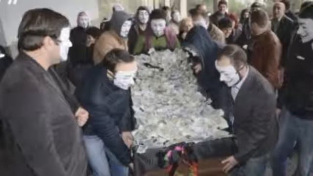 Тбилиси, в Грузии «похоронили» лари смотреть онлайн