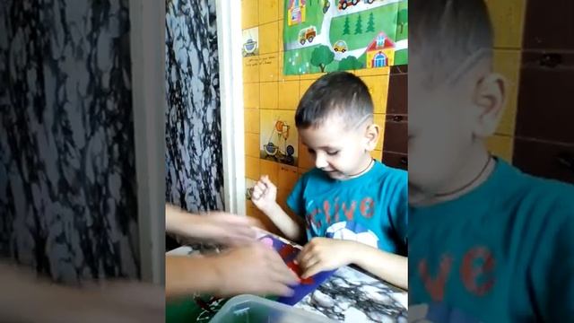 ребенок аутист.занятие мамы с ребенком поделка из цветной бумаги смотреть онлайн