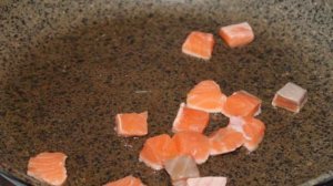 Салат с жареной красной рыбой