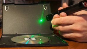 Мощный зелёный лазер, зажигающий спички (обзор SDLaser 303)