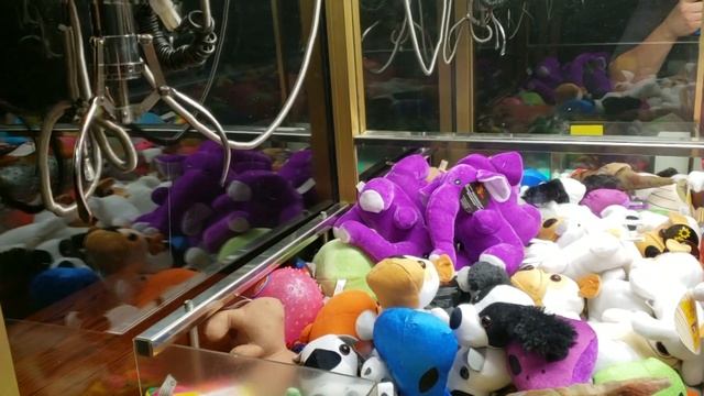 Trap Door Wins And Claw Machine Sadness At Dave and Busters | Rob Vs. The Claw смотреть онлайн