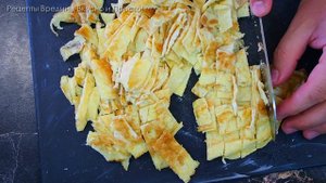 Салат с крабовыми палочками яичными блинчиками и кукурузой. Рецепт.