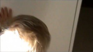 3 летний ребёнок плачет из-за того что папа не даёт айпад