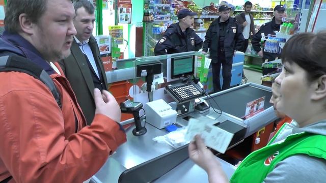 Кассирша устроила представление из-за мандаринов / Пятёрочка смотреть онлайн