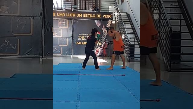 vinia  morais no Muay thai  olha que box afiado