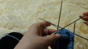 Вяжем спицами детские бесшовные пинетки для новорожденных