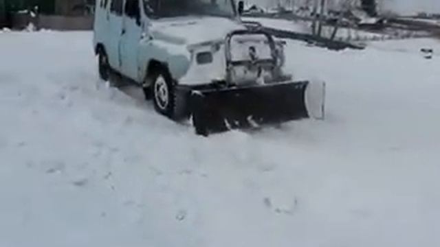 УАЗ  с  отвалом  Жизнь зоставит приспособишся