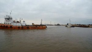 Старый Варандей. На ускоренном видео  буксир "Чибью" перешвартовывает баржу у старого причала.