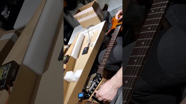 Дядя Миша (Горыныч) настраивает гитарку IBANEZ GIO GSA60 BS