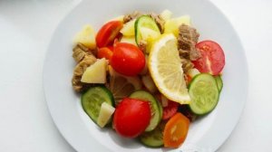 Мясной салат с помидорами черри, лимоном и медом