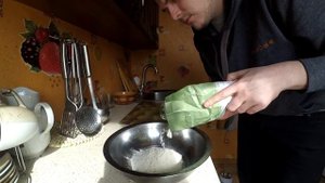 ОБЕД БОМЖА В УКРАИНЕ ЗА 1$ ДОЛЛАР НА ДВОИХ !!! КАК ПРИГОТОВИТЬ СОСИСКИ В ТЕСТЕ / РЕЦЕПТ