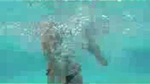 Newborn dives Младенец ныряет Как научить ребенка плавать เด็กฝรั่งว่ายน้ำ