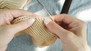 ✓ МК вязаная шапка Шапка для младенца 0-3 месяца Шапка чепчик с помпонами