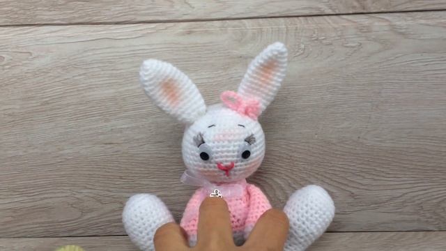 Зайка связан крючком. Вязанные игрушки. смотреть онлайн