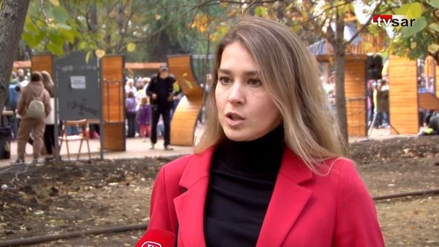 Видео. Сотни саратовцев пришли на открытие новой детской площадки в Липках