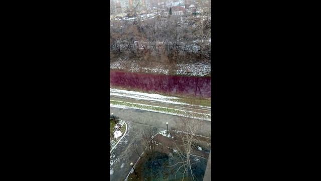 Река Искитимка в Кемерове окрасилась в красный цвет. The Iskitimka River in Kemerovo turns red смотреть онлайн
