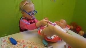 Играем в доктора. Лечим куклы пупсики , мишку и собачку. Детский набор доктора