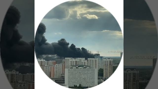 Песня я вижу дым. Дым в Москве. Пожар в Академии. Пожар Москва Академия. Улица в Москве немного плохая камера.