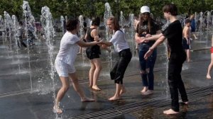 Девушки, лето и фонтан ! / Girls, summer and fountain !