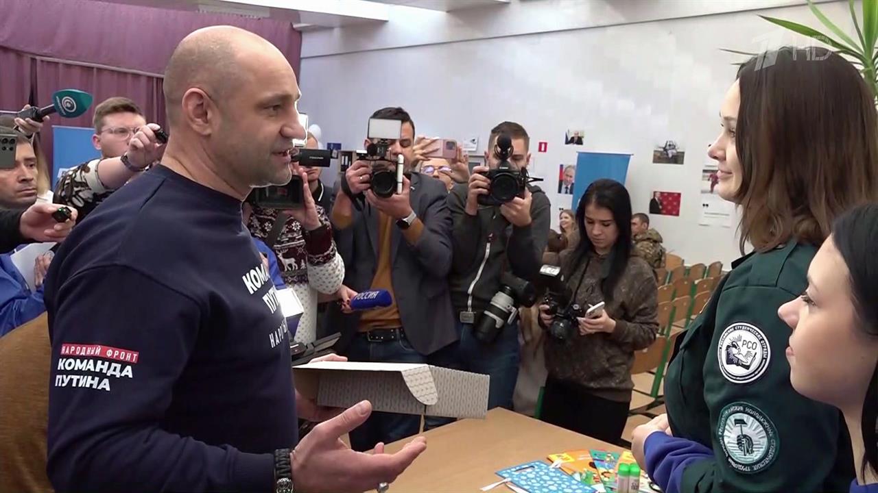 С волонтерами, которые занимаются сбором подписей в поддержку В.Путина, в Донецке встретился А.Жога.