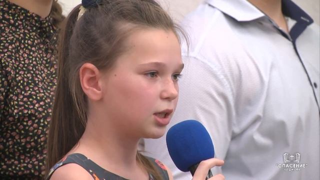 В одной небогатой, но доброй семье (Какого цвета небо?) / Стихотворение