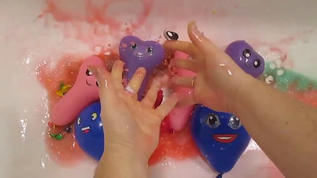 Шарики с водой Песня Для детей Семья пальчиков Развивающее видео Учим цвета Лопаем воздушные шарики смотреть онлайн