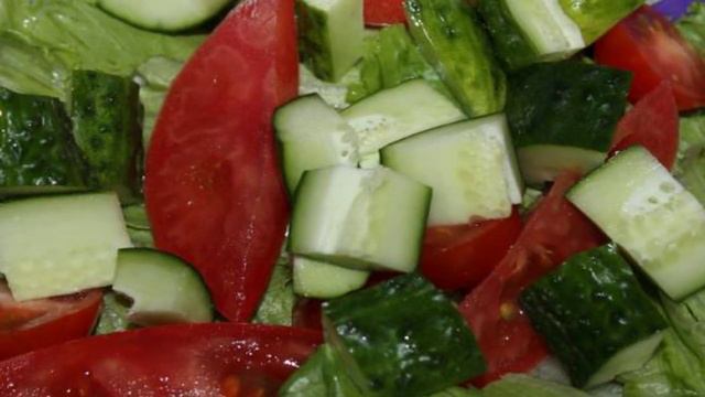 Овощной салат с листьями айсберга и авокадо
