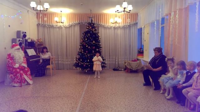 Утренник в детском саду 24.12.2014 Стеша Мартьянова читает стих смотреть онлайн