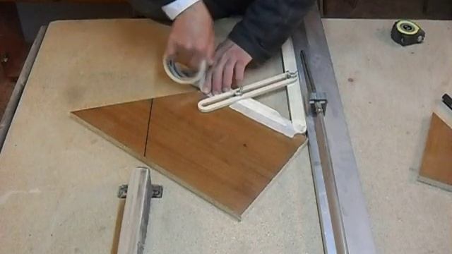 Приспособления для распила ДСП под углом на станке. Taper jig for the table saw. смотреть онлайн