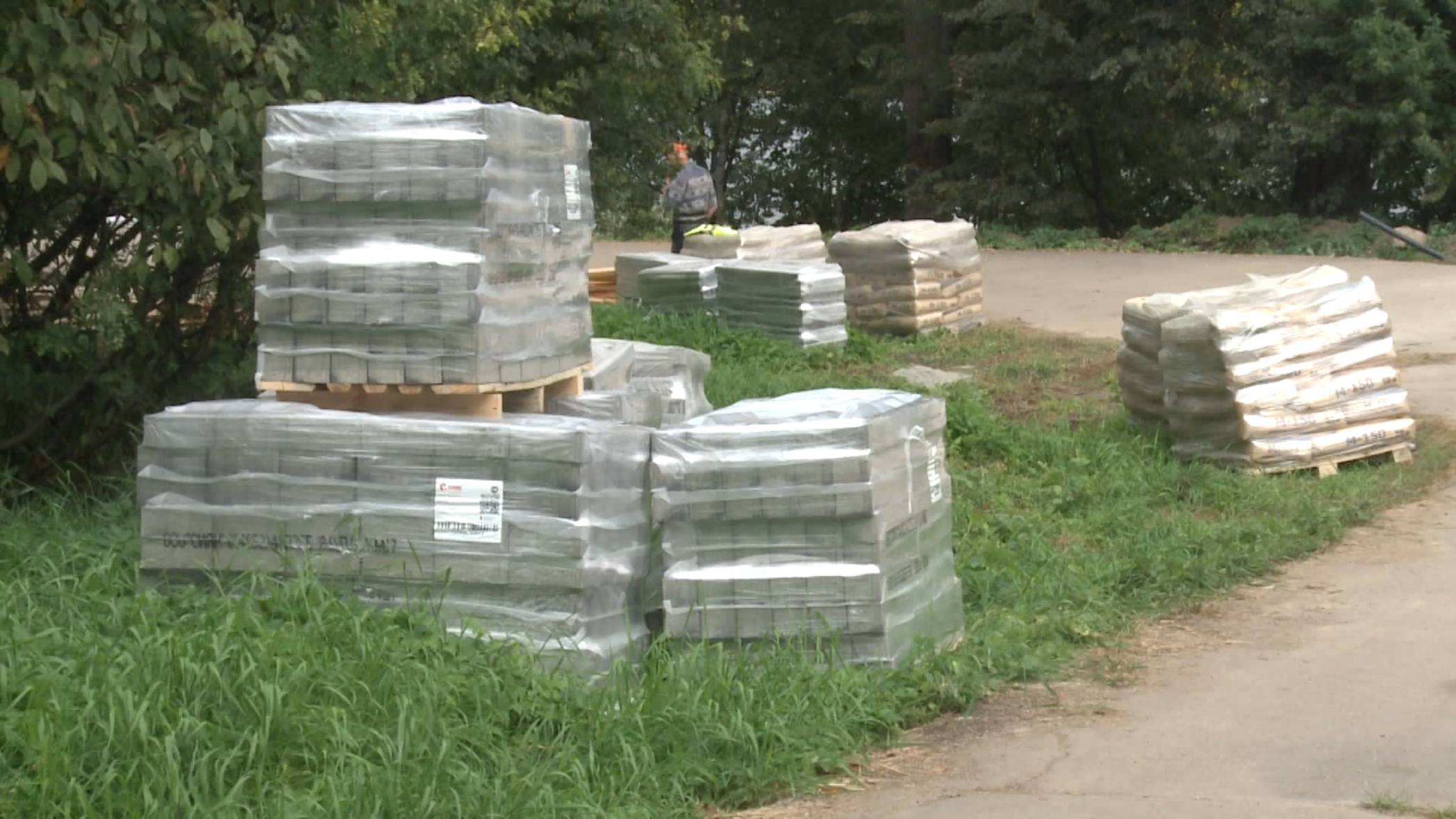 В Павловской роще приступили к укладке плитки