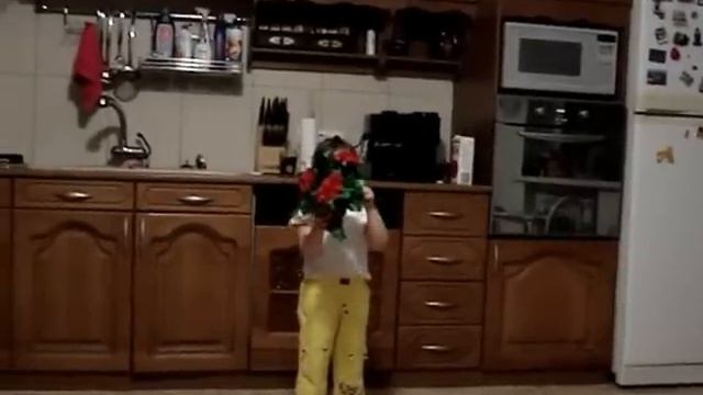 Вот так нужно поздравлять маму с 8-Марта! .Малышка 2.5 года смотреть онлайн