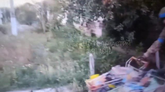🇺🇦🏴⚡Видео с камеры пленного. Чубатые животные тележками вывозили продукты из магазинов.