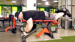 Николай Ясиновский с презентацией тренажера "Сгибание ног лёжа с изменением угла наклона"