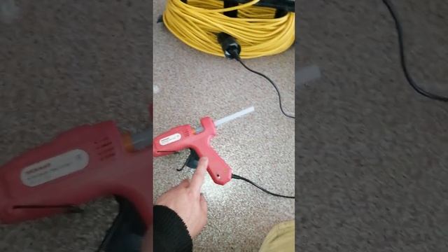 Не проводит ток канифоль на не зачищенном проводе под напряжением 220 вольт месте. смотреть онлайн