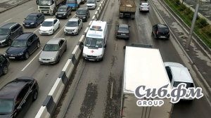 Пробки на дорогах Новосибирска заставляют машины скорой помощи ездить по встречной полосе