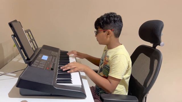 9 year old kid playing kal ho na ho song on piano. Must watch.