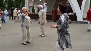 Качается вагон!!!Танцы в парке Горького,Харьков.