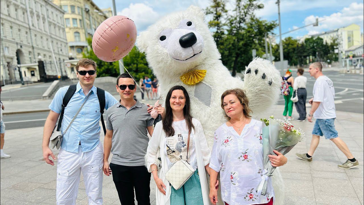 Белый мишка и дочка поздравили маму #белыймедведь  #дети #поздравление #сюрприз #подарок