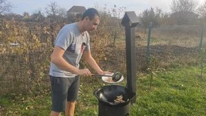 Лапша удон с курицей и овощами в казане на костре