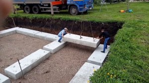 Строительство коттеджа. Монтаж фундаментных подушек цокольного этажа