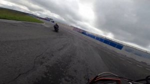 На супермото KTM 690 SMC против спортбайков 2