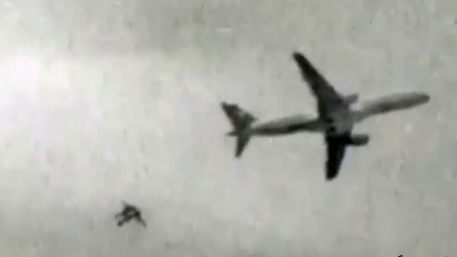 В Австралии случайные очевидцы засняли, как что то преследует пассажирский самолет. смотреть онлайн