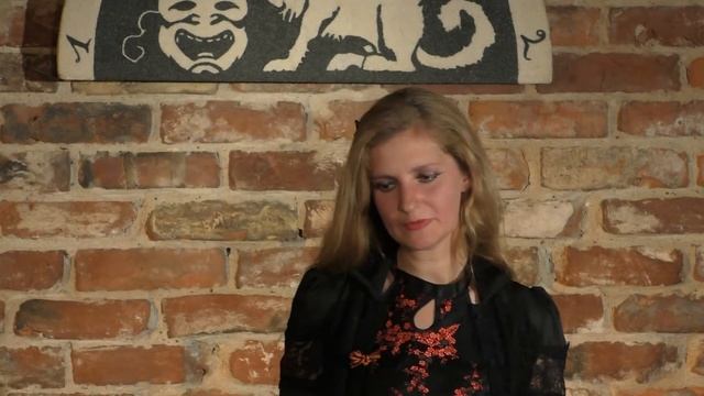 Санкт-Петербург - День города. "Бродячая собака". Свои стихи читает Александра Таан смотреть онлайн