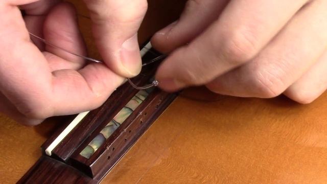 Как завязать нейлоновые струны на гитаре простым узлом